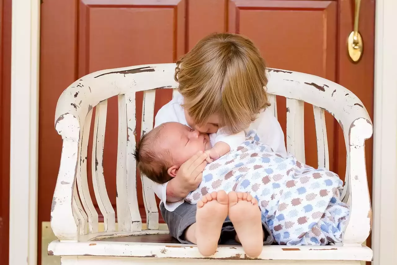 Preparar a los hermanos para un nuevo bebé: consejos para una transición sin problemas